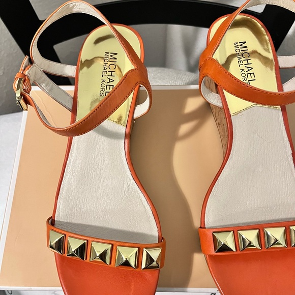 MICHAEL KORS NIB AUTHENTIC BURNT ORANGE PYRAMID GOLD-TONE PLATFORM SANDALS - Picture 15 of 17